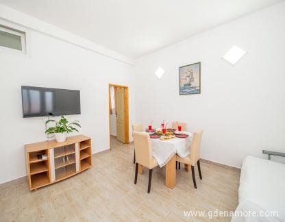 Apartamentos Dragojevic, , alojamiento privado en Obala bogisici, Montenegro - l_CF02gA